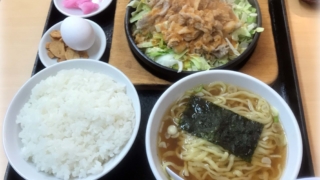 東中野駅近くにある大盛軒というお店の鉄板麺の写真